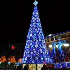 Ogromna vanjska komercijalna osvijetljena božićna jelka